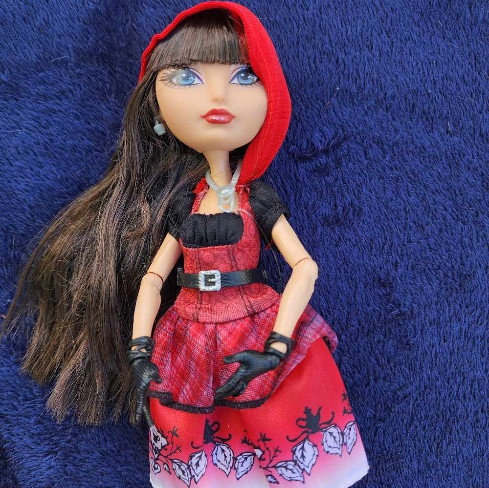 Ever After High Cerise Hood Doll First Chapter - Little Red Riding Hood - Picture 3 of 5